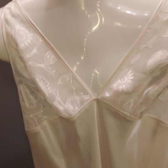 Nightgown & Housecoat - Picture 9 of 11